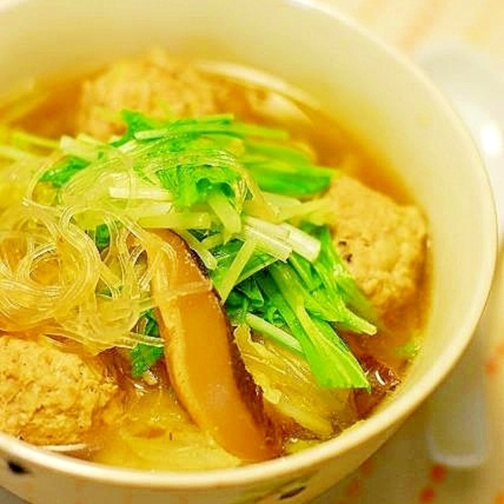 白菜、肉団子、春雨の中華風スープ煮